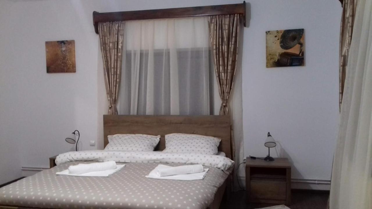 Casa Radu Lägenhet Novaci-Străini Exteriör bild
